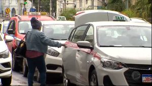 Read more about the article Taxistas começam a receber amanhã (16) o auxílio mensal para compensar a alta dos combustíveis