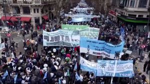 Read more about the article Sindicatos argentinos protestam contra o governo pela primeira vez no mandato de Alberto Fernández