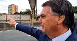 Read more about the article Bolsonaro acena para apoiadores em rodovia no Rio de Janeiro