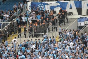 Read more about the article Confusão generalizada na arquibancada interrompe partida entre Grêmio e Cruzeiro