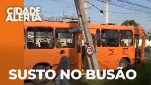 Read more about the article No Alto Boqueirão, ônibus bate em poste depois de ser atingido por caminhão