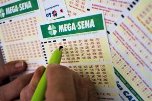 Read more about the article Mega-Sena acumula e vai a R$ 18 milhões; quanto rende na poupança?