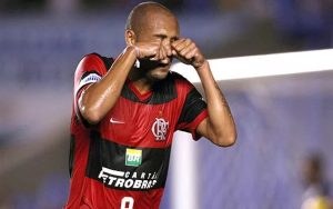 Read more about the article Eternizado por gol ‘chororô’, ex-atacante Souza torce por repetição de comemoração no Flamengo