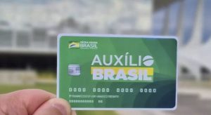 Read more about the article Auxílio Brasil fica em R$ 400 no Orçamento de 2023, mas a intenção é manter em R$ 600