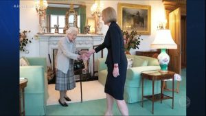 Read more about the article Liz Truss se encontra com a Rainha Elizabeth e toma posse como primeira-ministra britânica