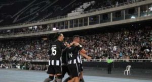 Read more about the article VÍDEO: Torcida do Botafogo faz festa e ilumina estádio em vitória no Brasileirão