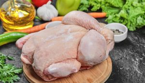 Read more about the article Lavar carne de frango: Entenda os riscos dessa prática
