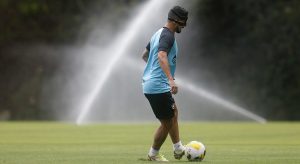 Read more about the article De máscara, Rafael treina com bola e se aproxima de retorno