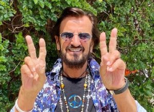 Read more about the article Aos 82 anos, Ringo Starr fica sem voz, cancela show e descobre que está com COVID-19