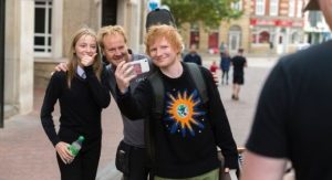 Read more about the article Ed Sheeran faz show de rua gratuito na Inglaterra e presenteia fãs de 10 anos com o seu violão