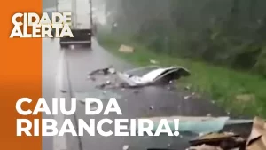 Read more about the article Ônibus cai em ribanceira com 25 passageiros; perto dali motorista morre em outro acidente