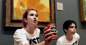 Read more about the article Vídeos: ativistas jogam sopa de tomate nos Girassóis de Van Gogh e se colam na parede