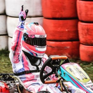 Read more about the article Menina de 10 anos quer continuar no kart apesar de capotagem