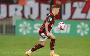 Read more about the article Com lesão muscular, Varela deve ser desfalque na final da Libertadores