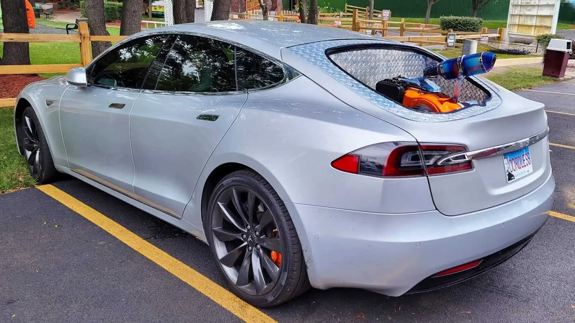 You are currently viewing Youtuber modifica Tesla Model S com gerador movido a gasolina