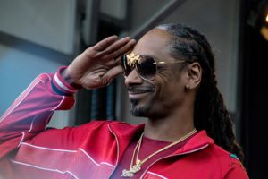 Read more about the article Snoop Dogg fuma até 150 baseados por dia, diz sua “boladora” particular