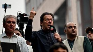 Read more about the article Ex-primeiro-ministro do Paquistão Imran Khan é baleado no pé durante comício político
