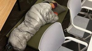 Read more about the article Diretora do Twitter é fotografada dormindo no escritório e diz que prazos da empresa estão apertados