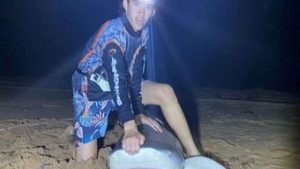 Read more about the article Jovem de 16 anos se diverte pescando tubarões à noite e diz que é melhor que jogar videogame