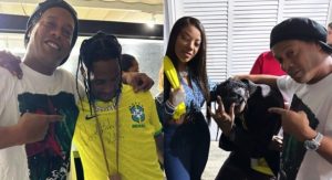 Read more about the article Travis Scott posa com Ronaldinho Gaúcho e Ludmilla em festa, após o Primavera Sound