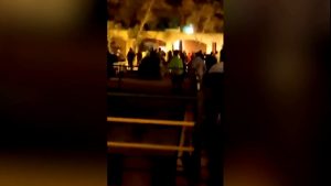 Read more about the article Manifestantes iranianos ateiam fogo à casa de aiatolá Khomeini, líder da República Islâmica