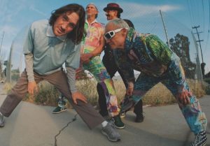 Read more about the article Eles não param! Red Hot Chili Peppers lançam a ótima faixa bônus “The Shape I’m Takin’” — ouça