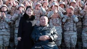 Read more about the article Imprensa coreana mostra, pela 1ª vez, fotos de Kim Jong Un com filha