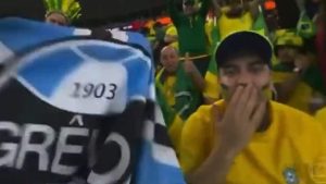 Read more about the article Grêmio na Copa do Mundo: bandeira do Tricolor aparece em transmissão do jogo do Brasil; veja