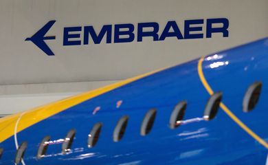 You are currently viewing Embraer (EMBR3): pedidos de aeronaves E195-E2 agradam, mas cadeia de suprimentos inspira cautela