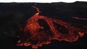Read more about the article Lava do vulcão Mauna Loa se aproxima de importante rodovia no Havaí