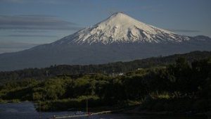 Read more about the article Vulcão Villarrica, o mais perigoso do Chile, deixa autoridades em alerta para possível erupção 