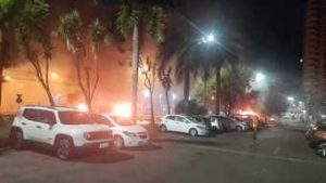 Read more about the article Em meio a protestos e incêndio de carros, governador do DF manda aumentar policiamento