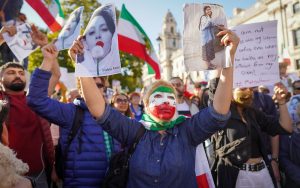 Read more about the article Em 3 meses, Irã já condenou mais de 400 manifestantes à prisão