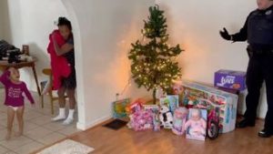 Read more about the article Policiais levam brinquedos para crianças que tiveram presentes de Natal furtados
