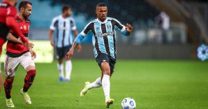Read more about the article Grêmio marca data para definir volta de Douglas Costa; confira o dia