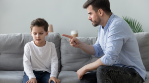 Read more about the article 6 frases tóxicas que você deve parar de falar ao seu filho