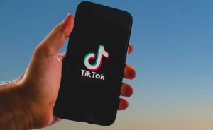 Read more about the article TikTok: dentista publica vídeos reagindo a desafios perigosos na internet