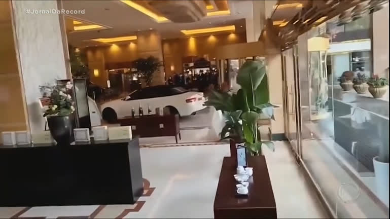 You are currently viewing JR de Olho : hóspede em carro de luxo invade saguão de hotel em Shanghai, na China