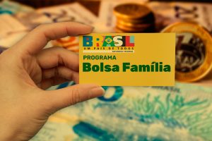 Read more about the article Brasileiros começam a receber a 1ª parcela do Bolsa Família nesta quarta-feira
