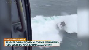 Read more about the article Imagem impressionante: onda faz embarcação virar nos EUA; marinheiro é resgatado