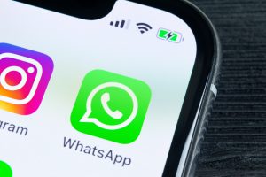 Read more about the article WhatsApp atende usuários e vai permitir que mensagens sejam fixadas em grupos