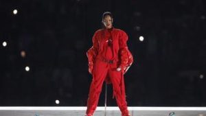 Read more about the article Rihanna volta aos palcos no show do intervalo do Super Bowl 57 para delírio dos fãs