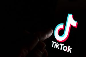 Read more about the article TikTok pode começar a cobrar assinatura de conteúdos em breve