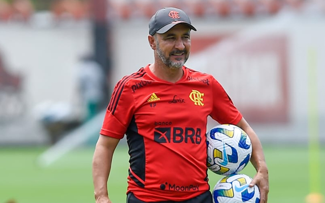 You are currently viewing Vítor Pereira fica no Rio para treinar titulares; técnico viaja a Brasília ainda no sábado