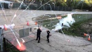 Read more about the article Manifestantes atacam centro de polícia nos EUA com fogos de artificio e coquetéis molotov