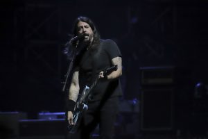 Read more about the article “My Hero”: Dave Grohl é celebrado após virar mais uma noite cozinhando para moradores de rua