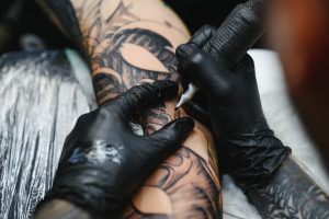 Read more about the article Reveja seus gostos antes de fazer algumas destas 10 tatuagens ligadas ao crime