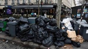 Read more about the article Paris já acumula mais de 5.000 toneladas de lixo em sete dias