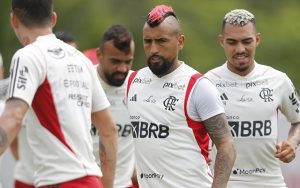 Read more about the article Com surpresa, Vítor Pereira esboça escalação do Flamengo para jogo contra Vasco