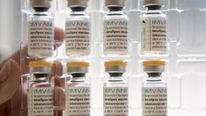 Read more about the article Vacinação contra mpox começa nesta segunda-feira; veja quem pode se imunizar